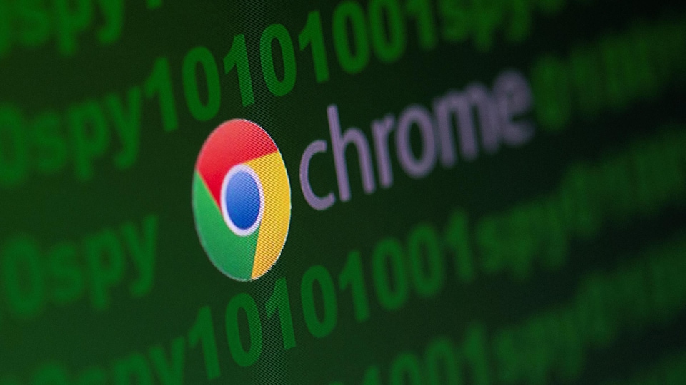Le logo de Google Chrome et le mot « chrome » s'affichent sur un écran dans un texte parmi une multitude de « 0 », de « 1 » et le mot « spy ».