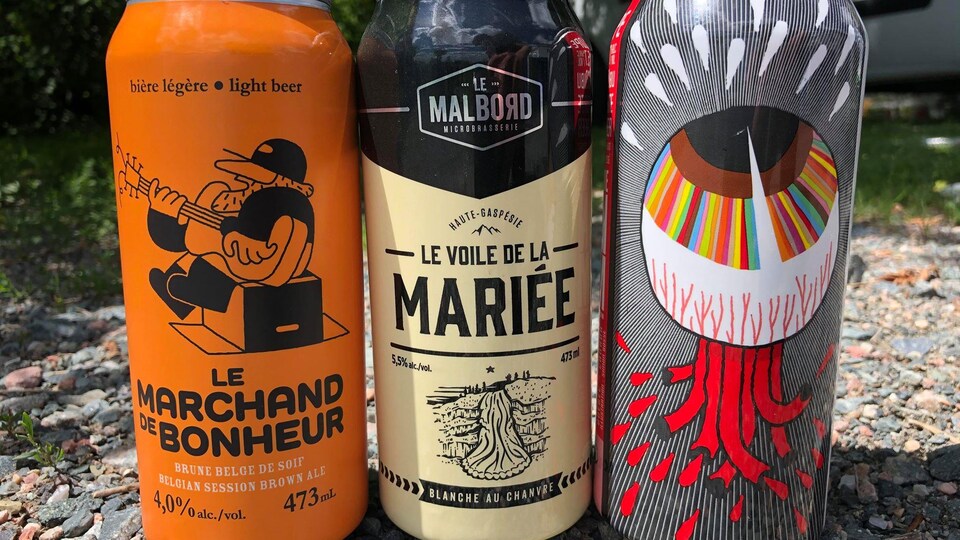 Les trois canettes de bières une à côté de l'autre sur le sol.