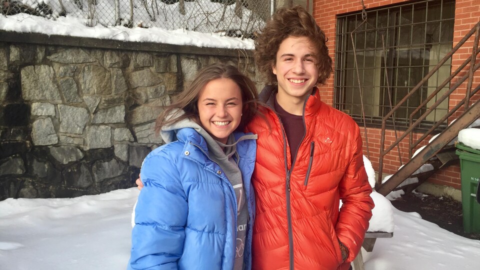Michaëlle Dufour et Jean-Tomas Blais sourient devant la caméra