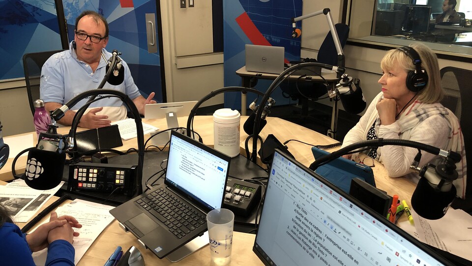 Deux invités en studio.