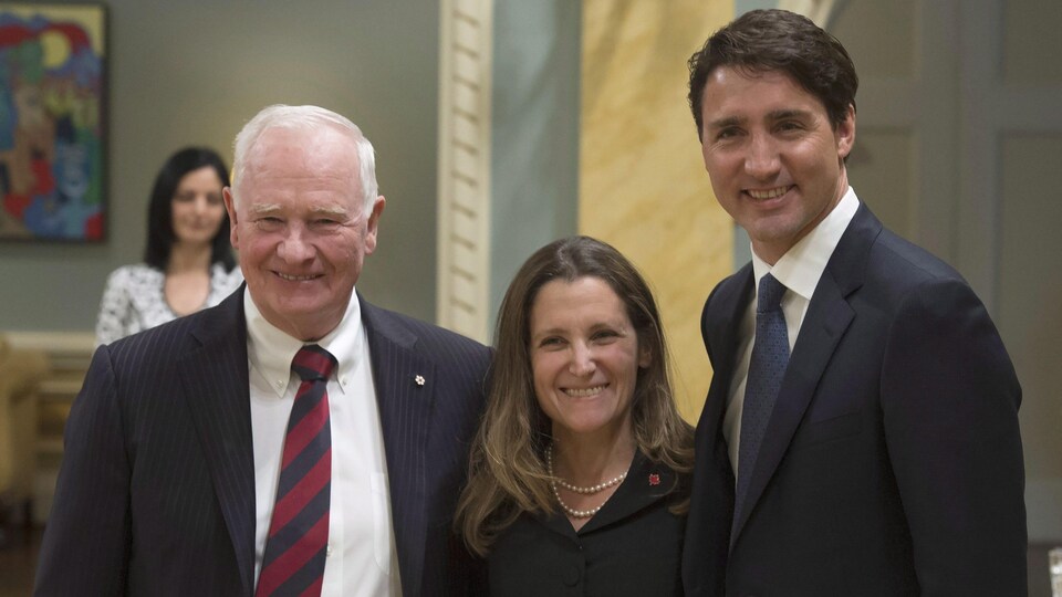 La ministre fédérale du Commerce international, Chrystia Freeland, en compagnie du premier ministre Justin Trudeau et de l'ancien gouverneur général David Johnston. 