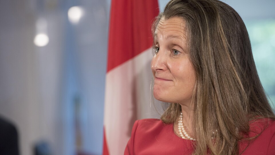 Chrystia Freeland en point de presse.