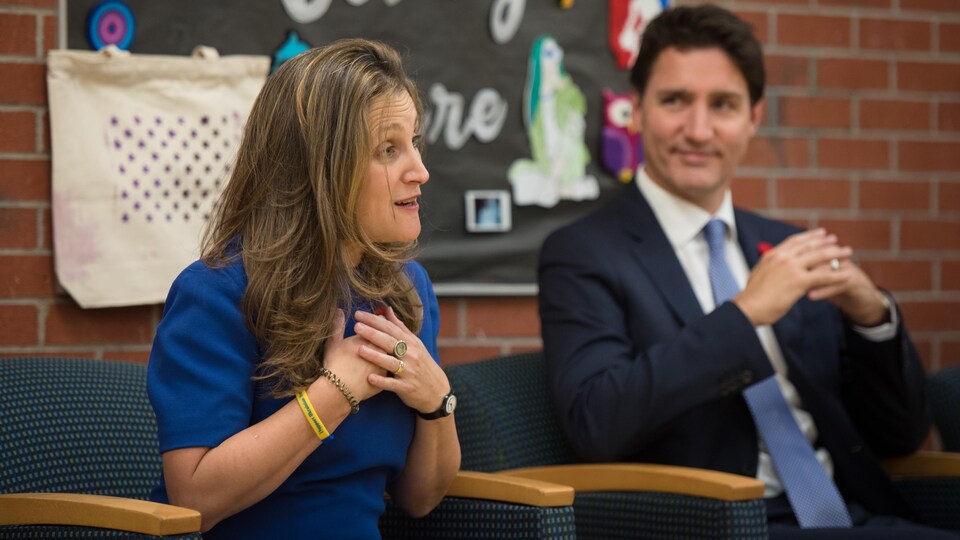 Chrystia Freeland et Justin Trudeau assis dans une salle.