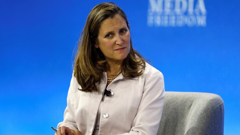 La ministre Freeland écoute une question avant d'y répondre.