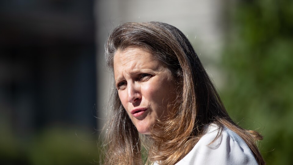 Chrystia Freeland répond à une question en point de presse.