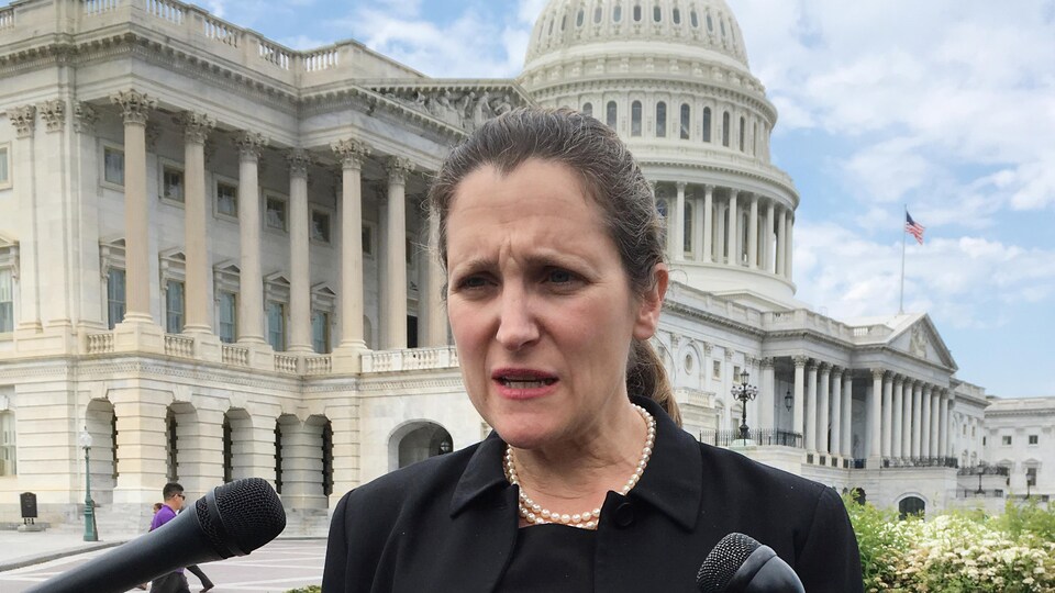 La ministre des Affaires étrangères du Canada, Chrystia Freeland parle aux journalistes.
