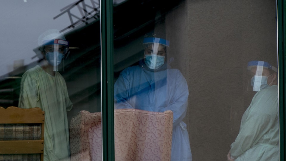 Des travailleurs de la santé dans le CHSLD Herron à Dorval.