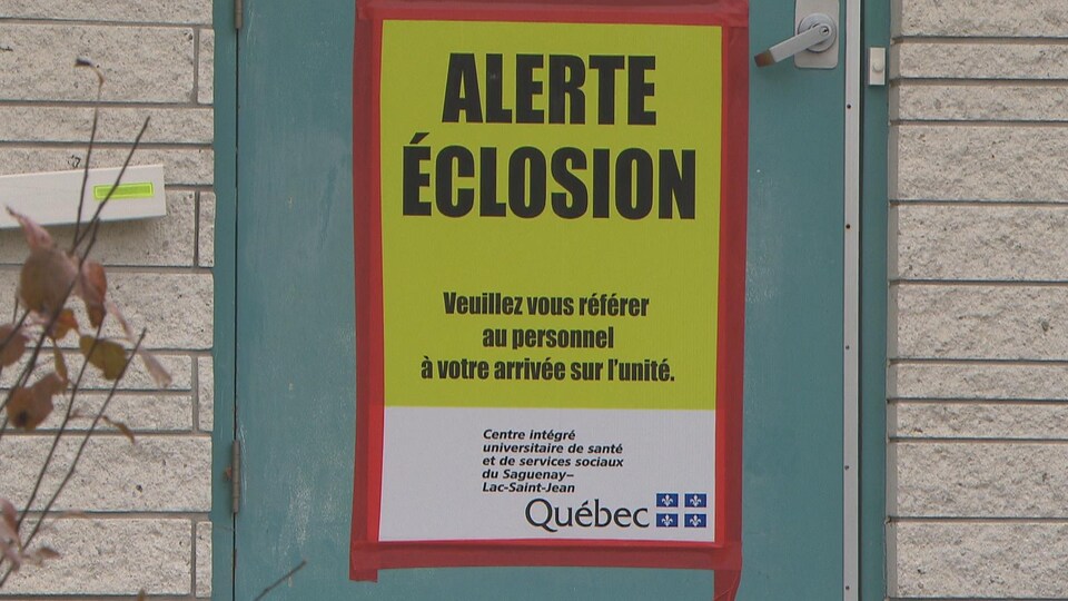 Une pancarte indiquant qu'une éclosion est en cours.