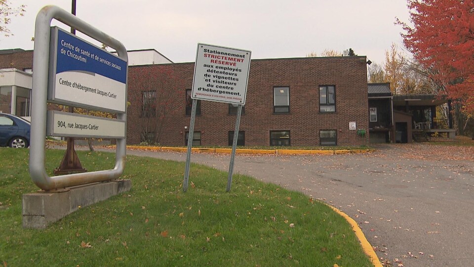 Le Centre d'hébergement et de soins de longue durée Jacques-Cartier, de Chicoutimi, se dresse sous un ciel gris.