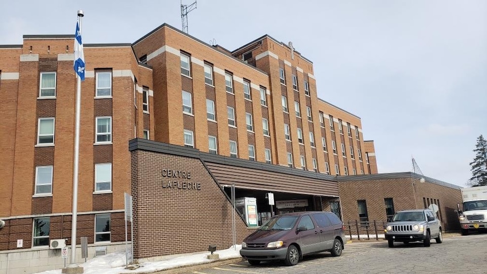 Façade d'un CHSLD, en hiver.