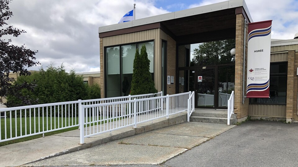 Une entrée austère d'un CHSLD.