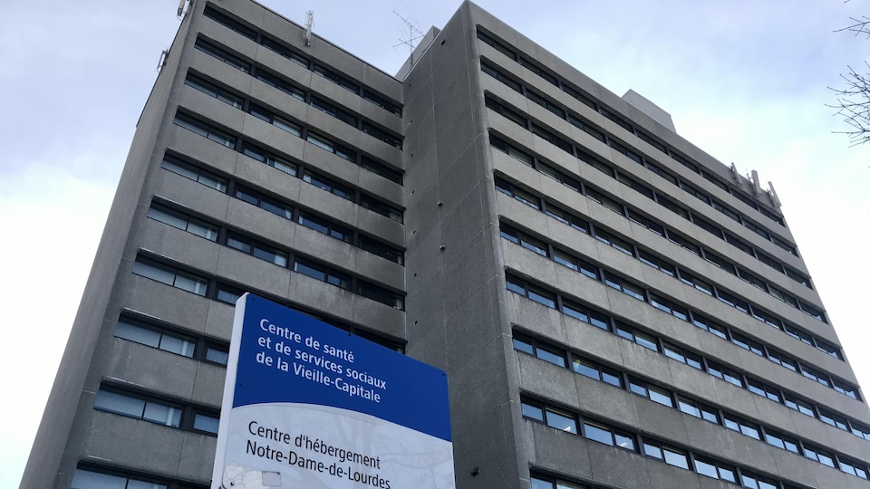 Le CHSLD et son affiche.