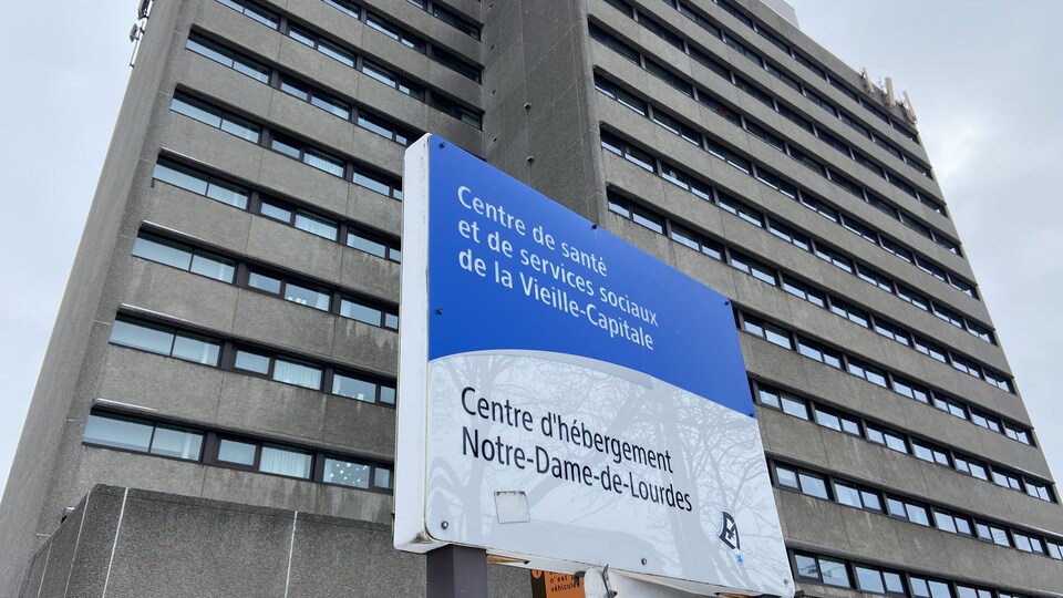 Façade extérieure d'un immeuble devant lequel une pancarte indique qu'il s'agit du C H S L D Notre-Dame-de-Lourdes.