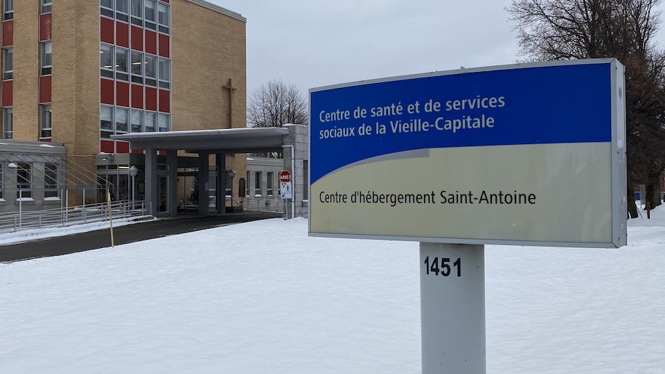 Une affiche avec les écrits CHSLD Saint-Antoine, à Québec.