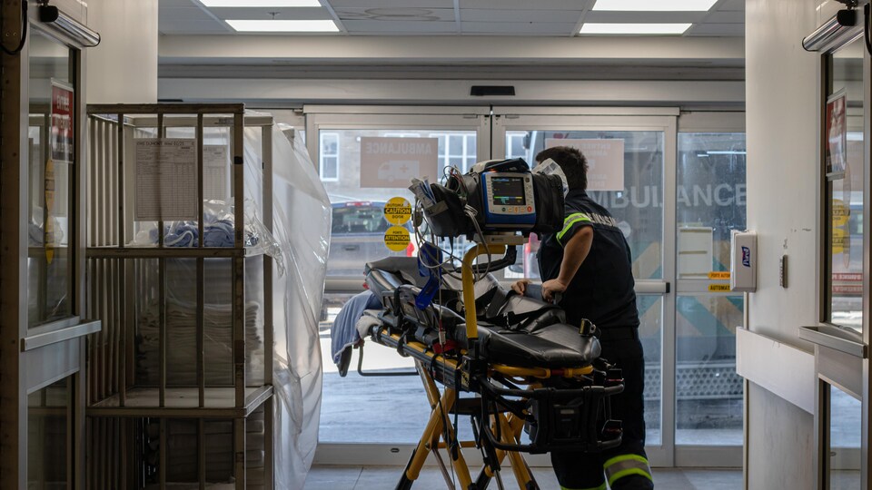 Un ambulancier quitte l'urgence du CHU Dumont à Moncton.