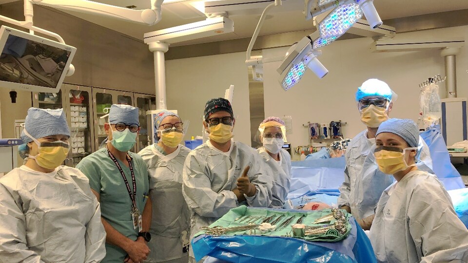 Une équipe du CHU Sainte-Justine dans une salle d'opération.