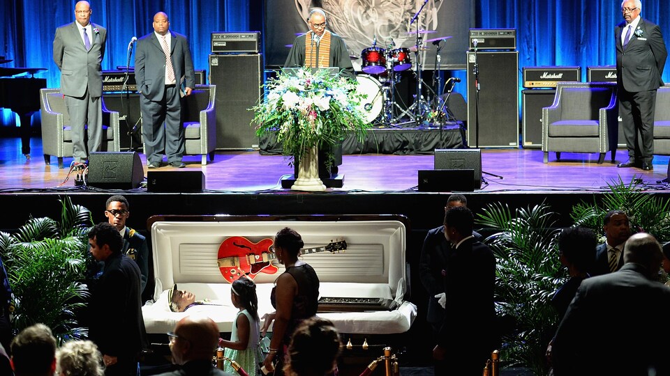 Le public rendant hommage à Chuck Berry, au Pageant de St. Louis.