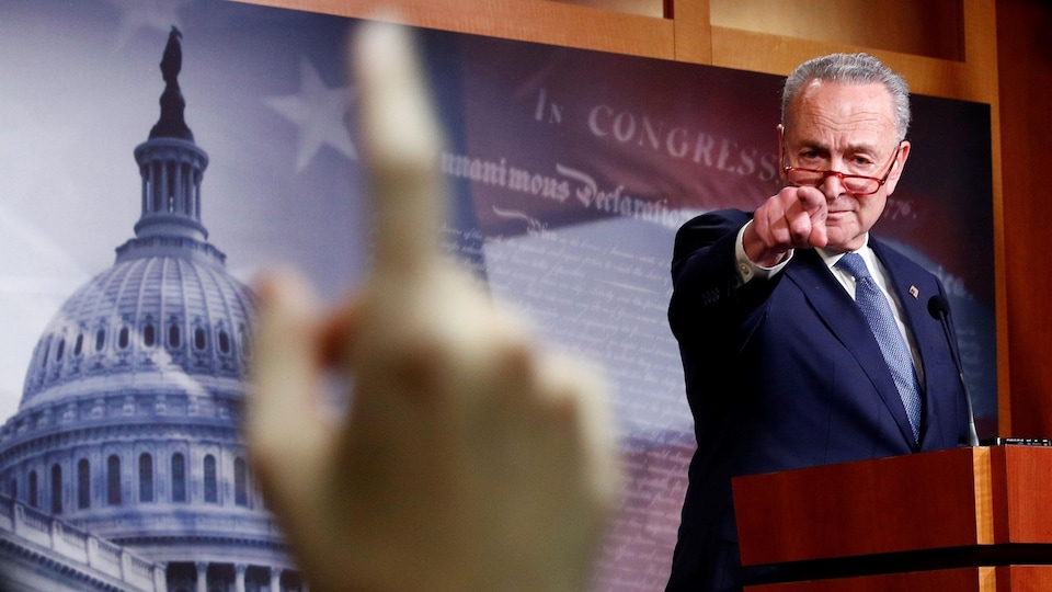 Chuck Schumer pointant un reporter pour lui donner la parole.