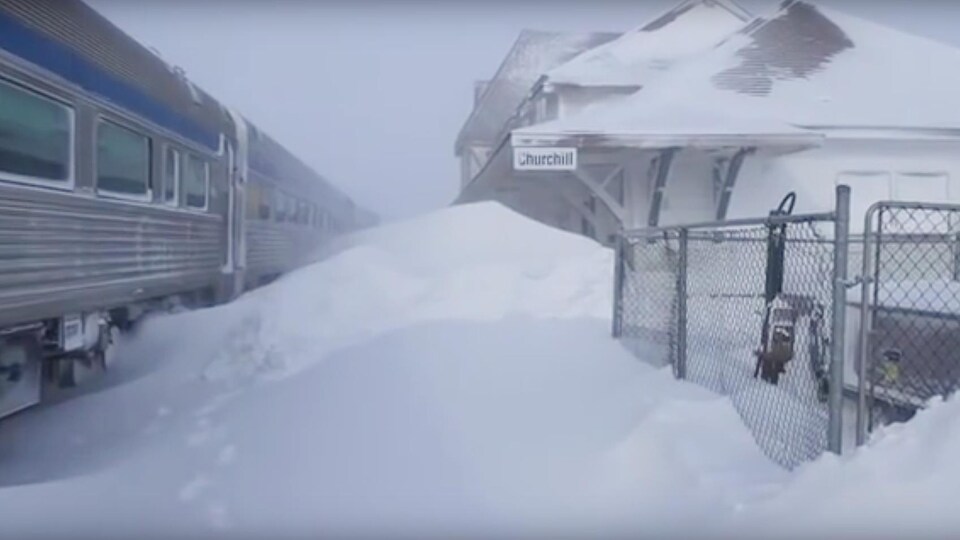 La gare de train de Churchill est ensevellie sous plusieurs centimètres de neige.