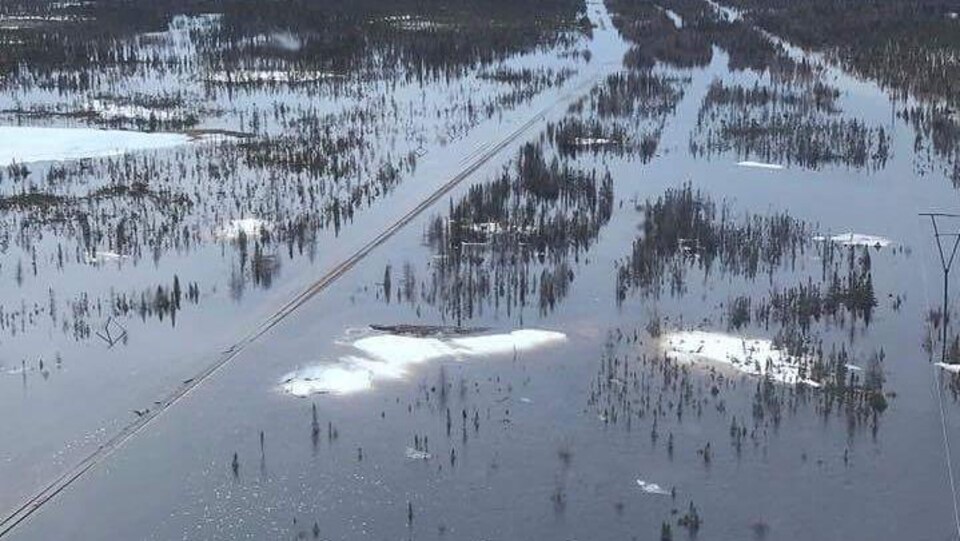 La voie ferrée inondée à Churchill au Manitoba