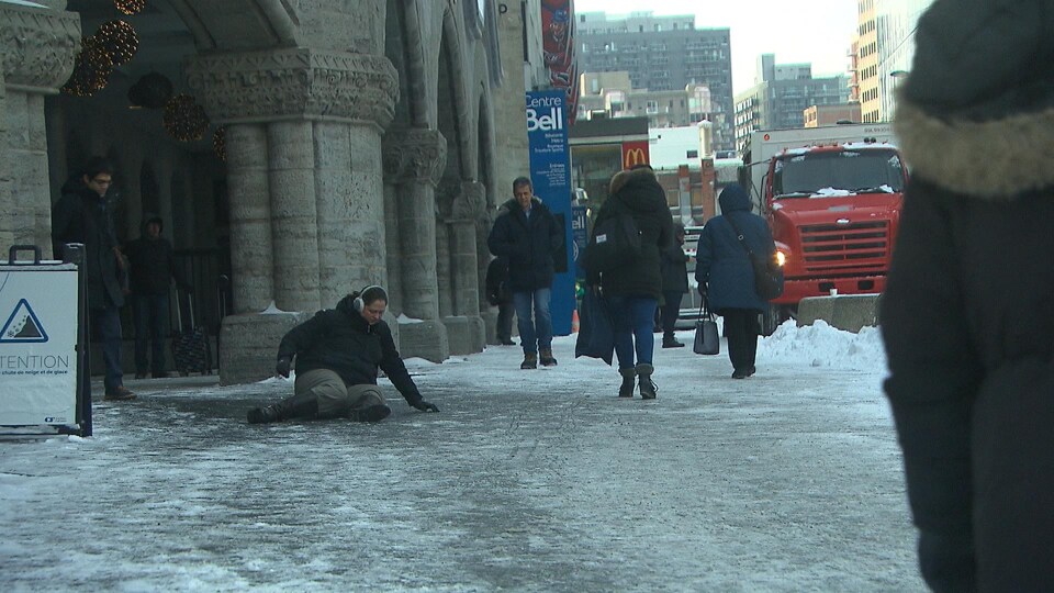 Une femme est tombée sur les fesses devant la gare Centrale de Montréal.