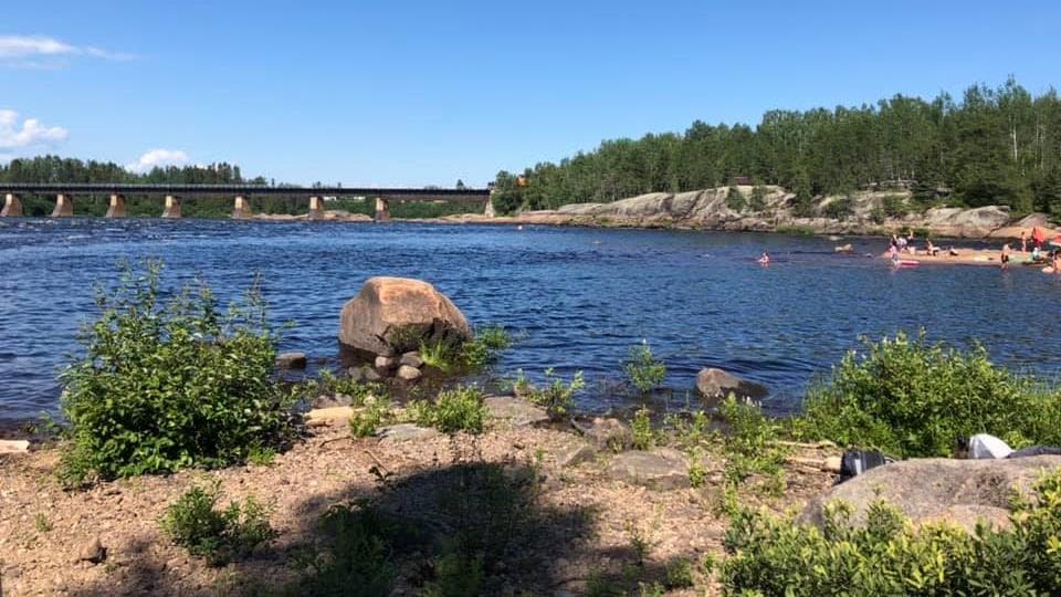 Des gens se baignent près de l'endroit où Gabrielle Roy et sa mère ont réussi à sauver des gens de la noyade.