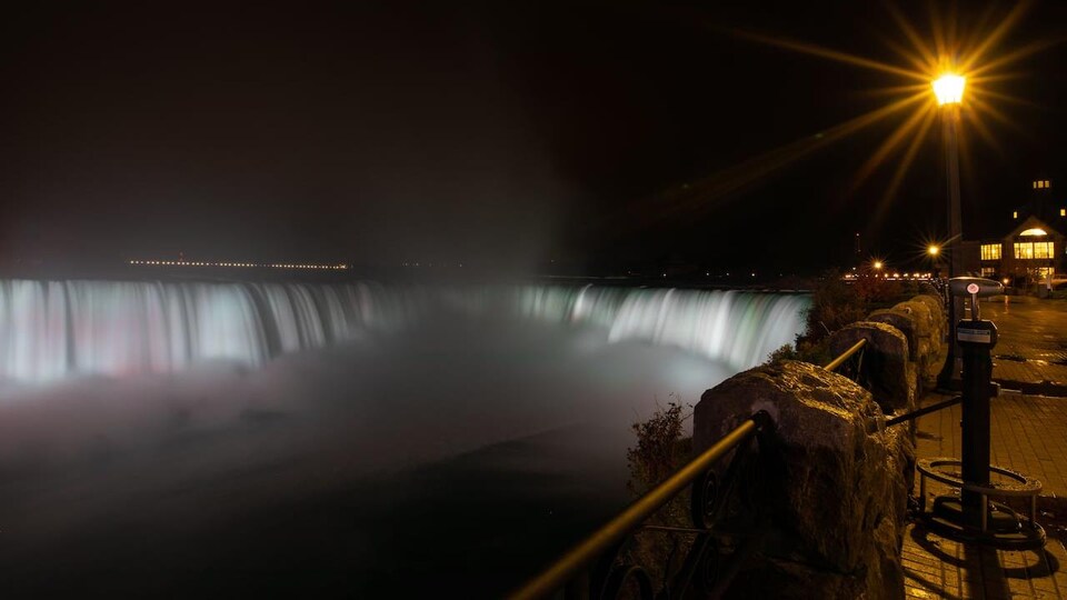 Les chutes du Niagara, le soir.