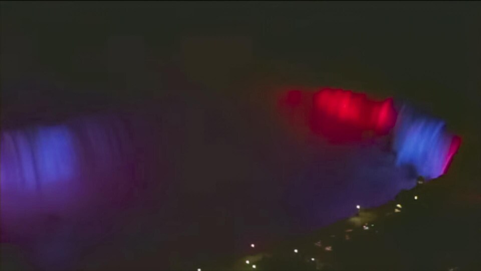 Une photo aérienne des chutes Niagara
