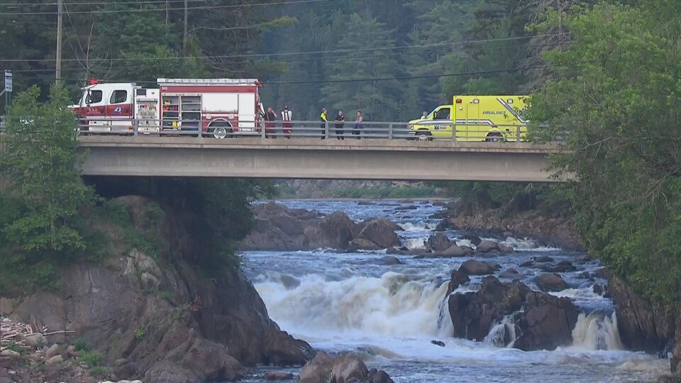Chutes avec une ambulance et un camion de pompier sur le pont.