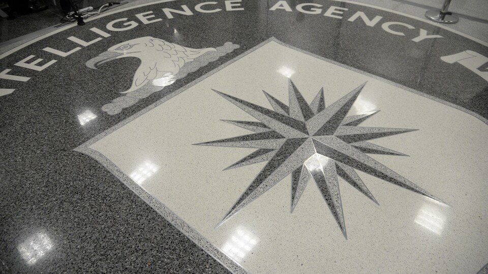 Le logo de la CIA sur le plancher du quartier général de l'agence.
