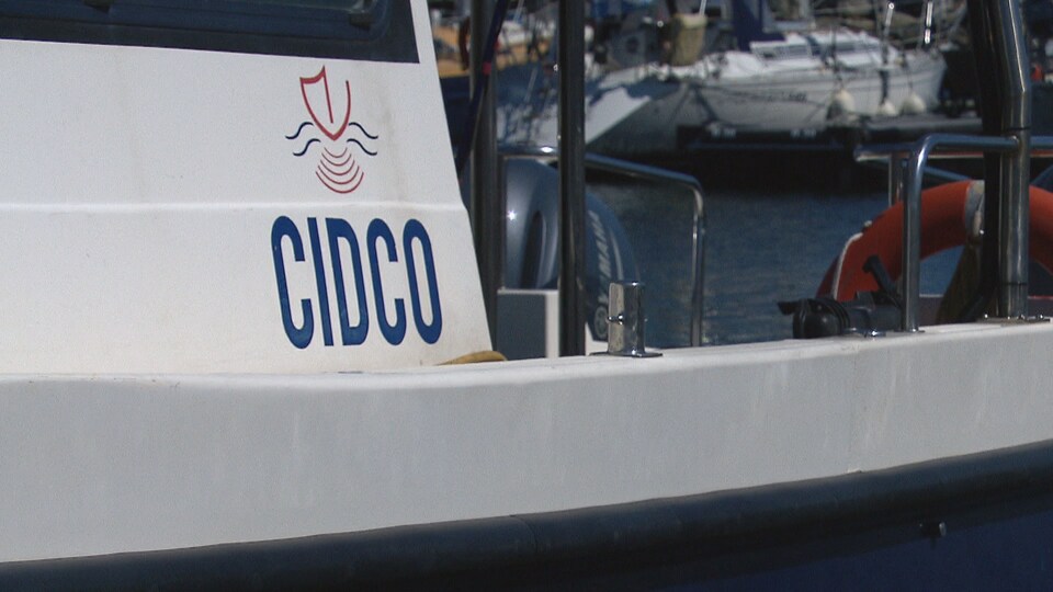 Gros plan sur un bateau appartenant au CIDCO.