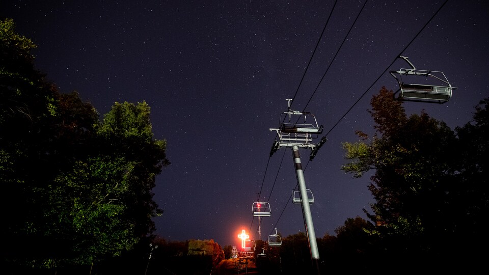 Un ciel étoilé au parc du Mont-Bellevue. En avant-plan, le remonte-pente du centre de ski. 