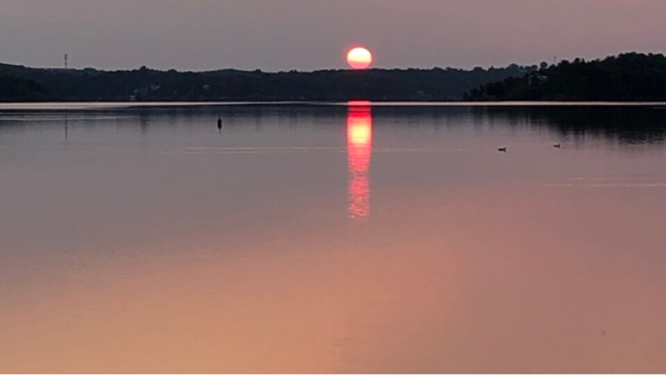 Un lever de soleil rouge sur le lac Ramsey à Sudbury.