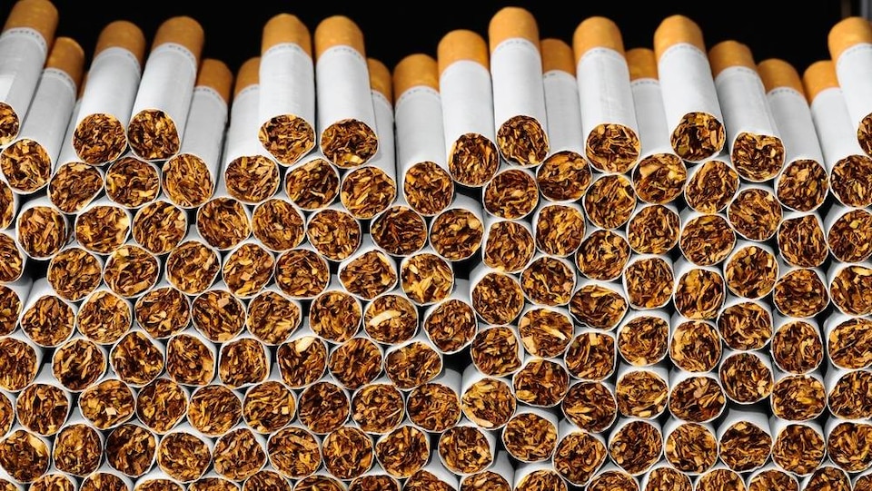 Des dizaines de cigarettes empilées les unes sur les autres
