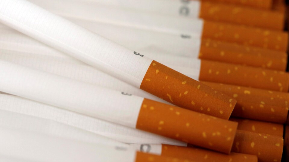 Des cigarettes empilées.