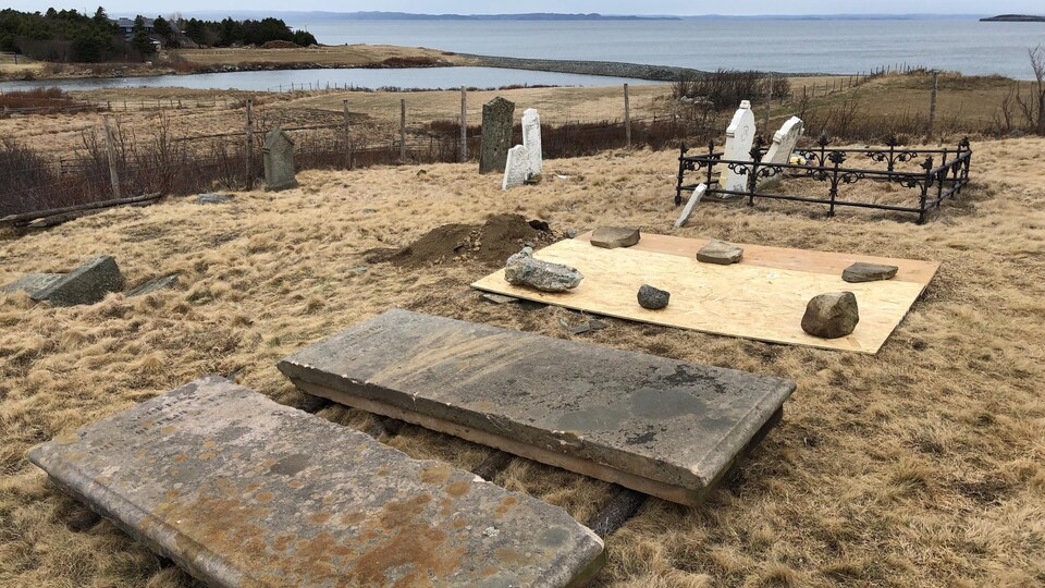 Photo non datée de pierres tombales au cimetière All Saints de Conception Bay South, à Terre-Neuve-et-Labrador.