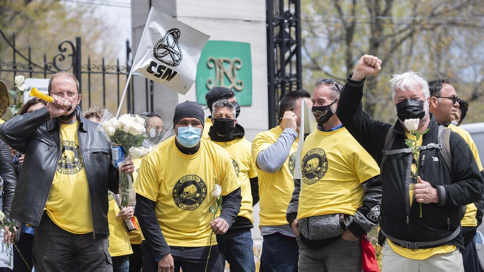Des travailleurs manifestents.