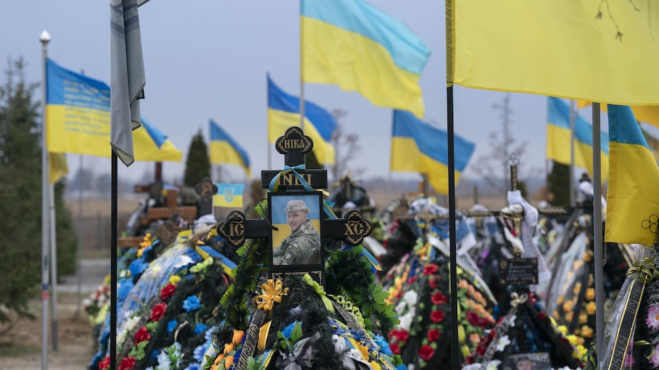 Dans un cimetière, un monument à la mémoire des morts ukrainiens.