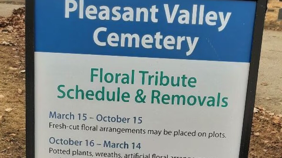 Un panneau sur pied du cimetière Pleasant Valley.