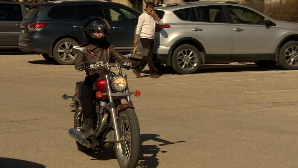 Cindy Lamoureux à motocyclette