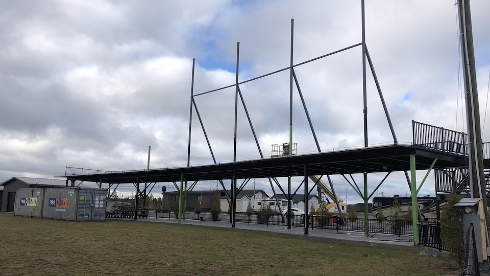 Une structure métallique pour écran géant.