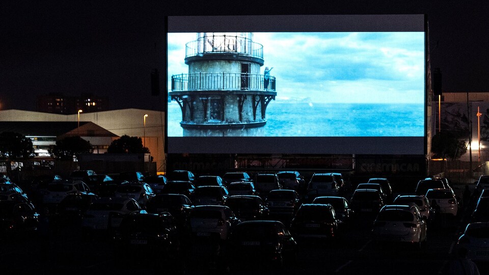 Des automobilistes regardent Aquaman dans un ciné-parc.