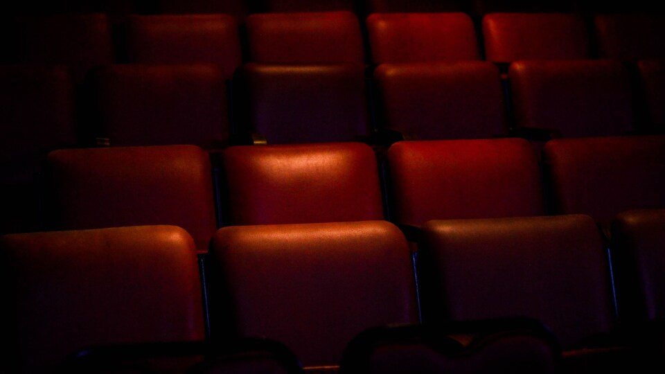 Des sièges de cinéma vides.