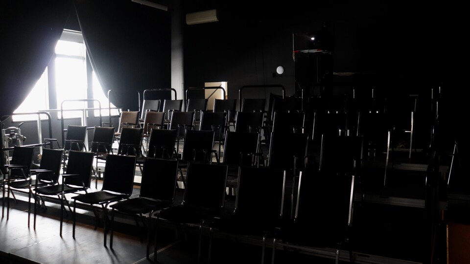 Des chaises dans une salle, vide. 