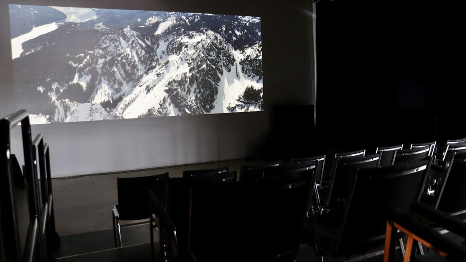 Une salle de cinéma, vide.
