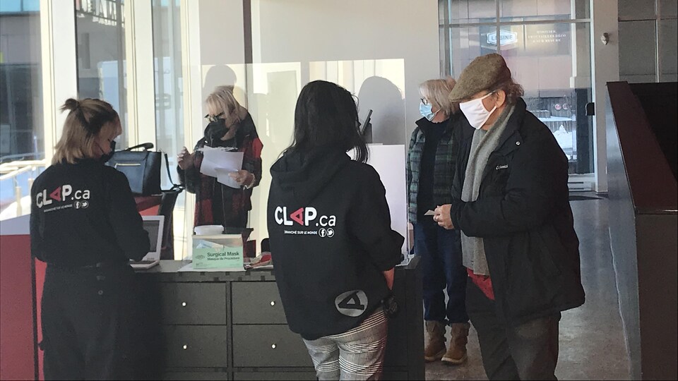 Des clients dans un cinéma.