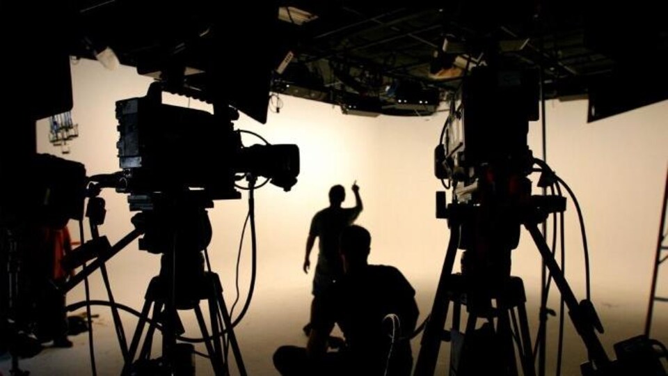 Silhouettes sur un plateau de tournage.