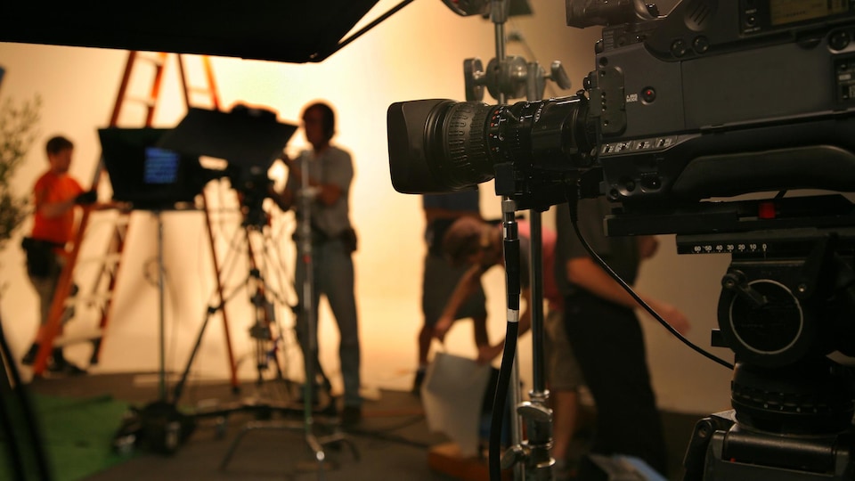 Une équipe de production s'affaire à la réalisation d'un film.