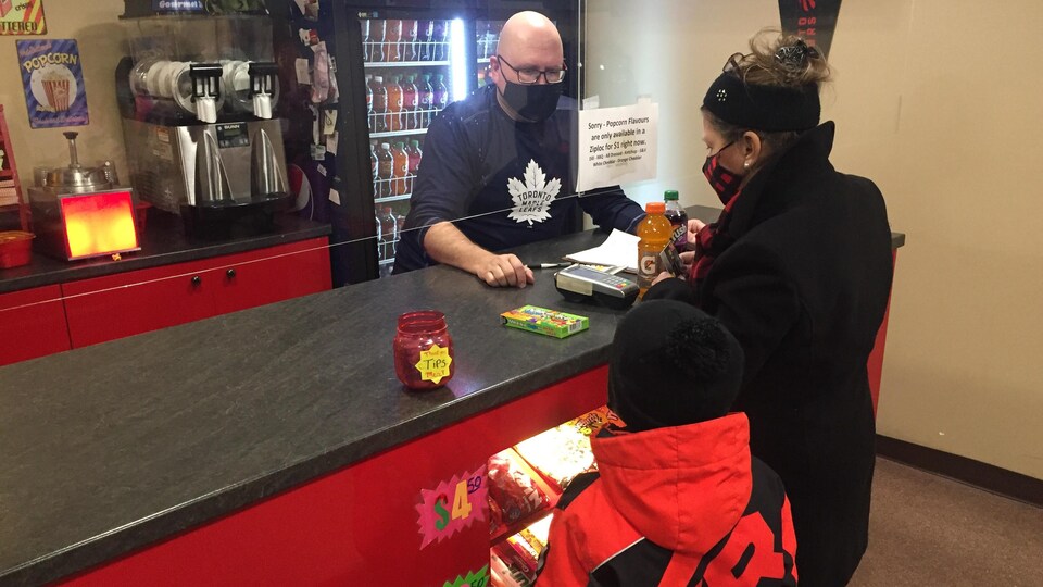 Des clients dans un cinéma de Kapuskasing en Ontario, en temps de pandémie.