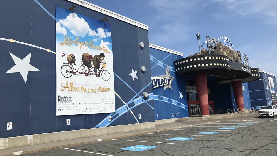 L'extérieur du cinéma Silvercity de Sudbury.